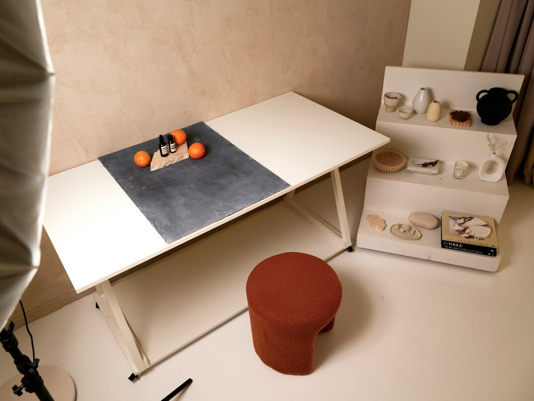 Mediatraining met presentatoren rond een tafel in een studio