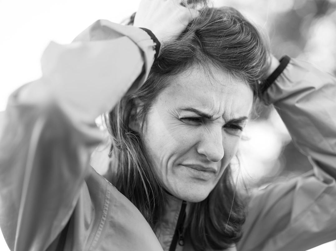 Portret van een vrouw, hoofd crisiscommunicatie, in zakelijke outfit