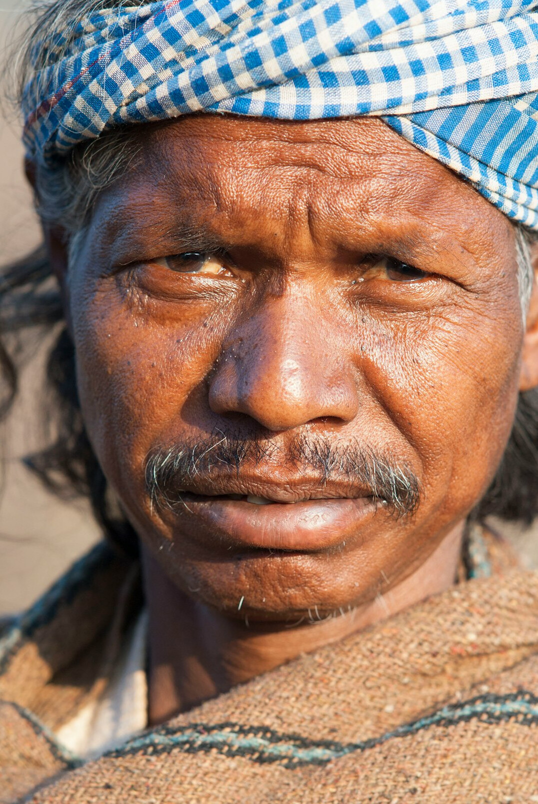 Portret van een man van middelbare leeftijd in pak, oprichter van een bemiddelingsbureau