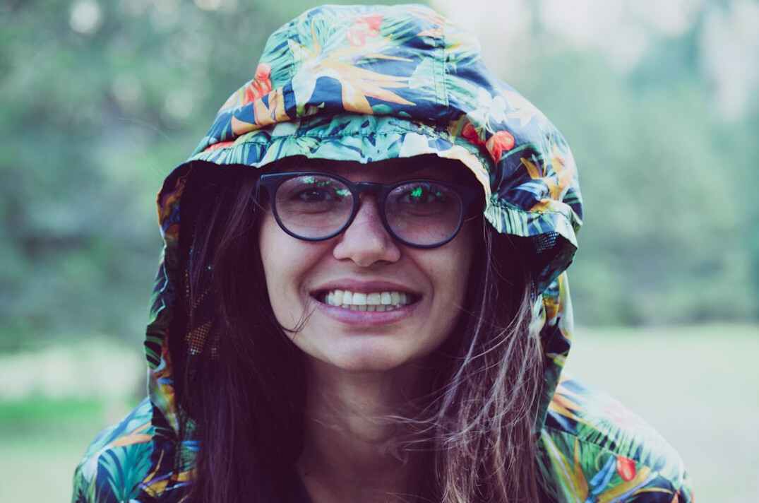 Portret van een vrouw, mediatrainer, met bril in casual zakelijke kledij
